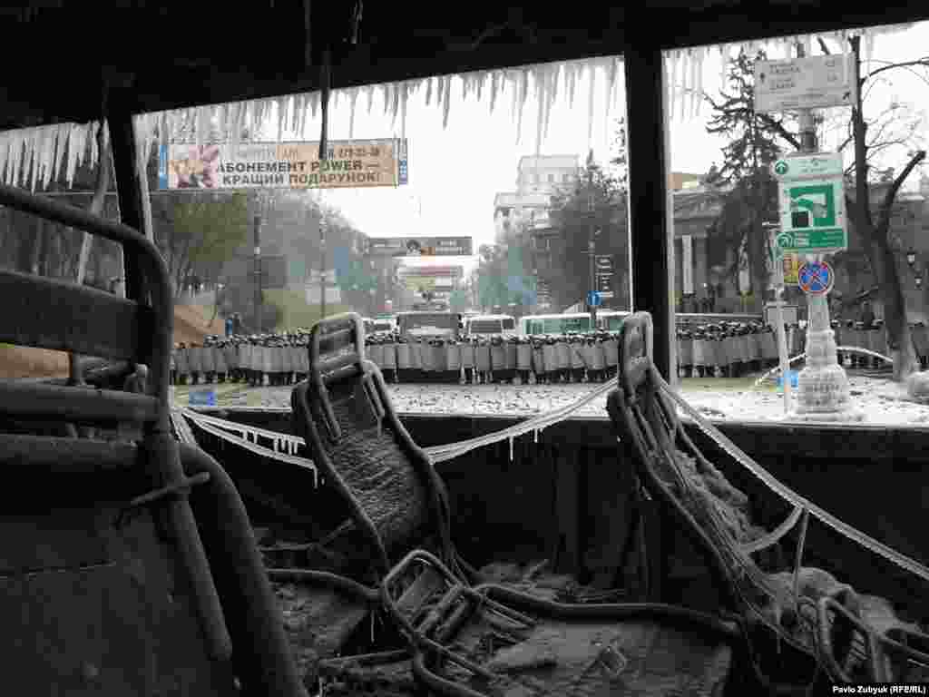 Нирӯҳои пулис низ саф кашидаанд