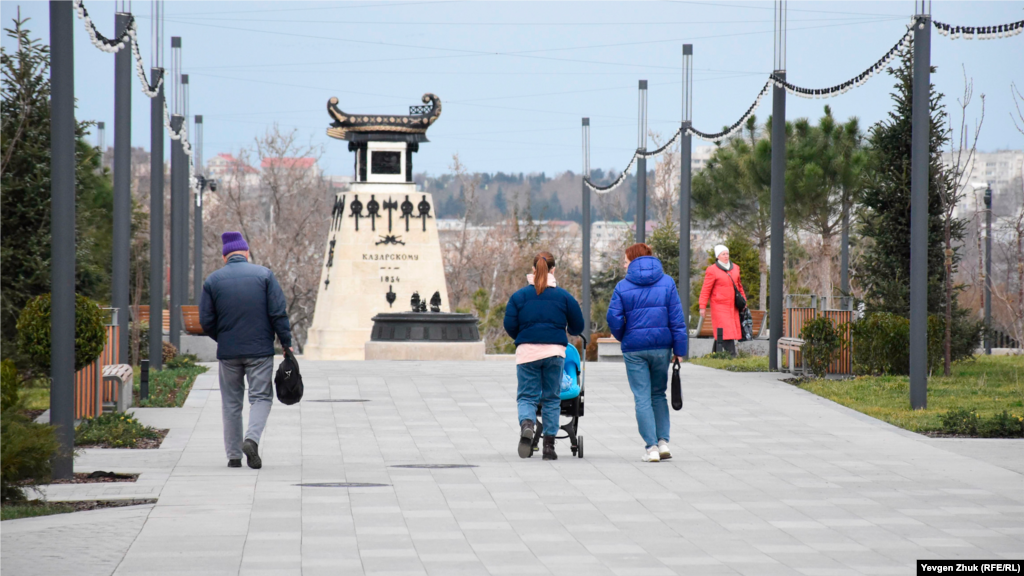 У памятника лейтенанту Казарскому на главной аллее Матросского бульвара 