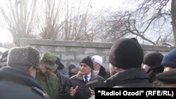 Ҷумъабой Сангинов, муовини раиси вилояти Суғд, дар мулоқот бо аҳолии Чоркӯҳ дар Исфара, акс аз моҳи декабри соли 2013