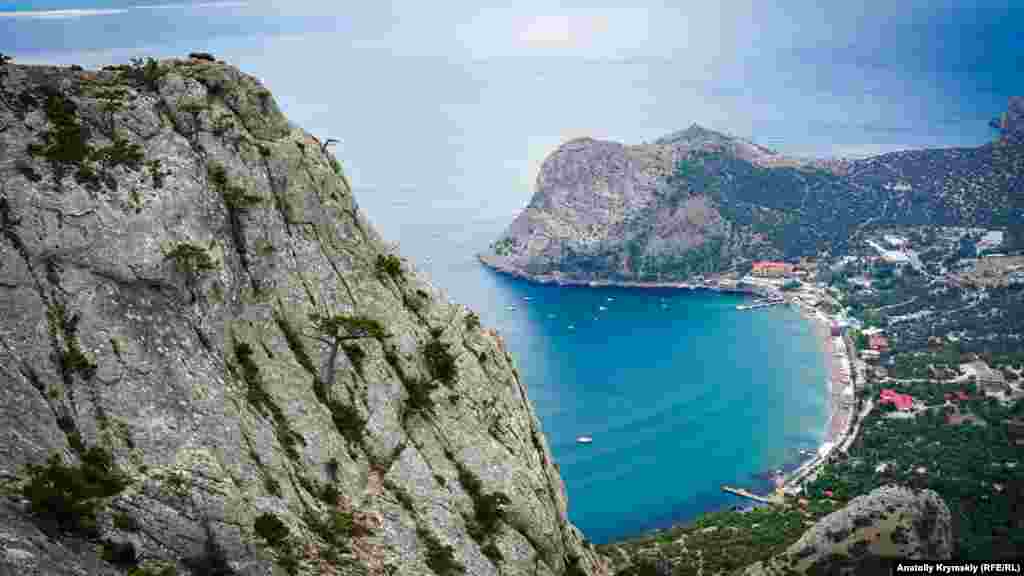 Живописная гора Сокол, или Куш-Кая («птичья скала» – с крымскотатарского) разделяет город Судак и поселок Новый Свет