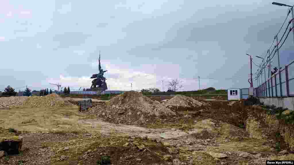До поточного року біля пам'ятника «Матросу і солдату» була перехоплювальна стоянка, тепер тут будують службове житло для працівників культури