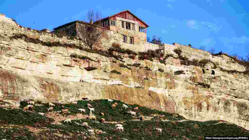 Если спуститься в город мертвых – караимское кладбище Балта-Тиймез (в переводе с крымскотатарского – «Топор не коснется») – можно увидеть могилы, датированные еще Х столетием