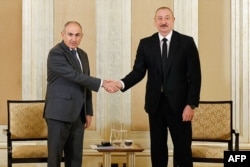 Прем’єр Вірменії Нікол Пашинян (ліворуч) під час зустрічі з президентом Азербайджану Ільхамом Алієвим (праворуч) в Абу-Дабі, 10 липня 2025 року