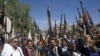 Bărbați din triburile loiale rebelilor Houthi își ridică armele în timpul unei adunări de mobilizare. Sanaa, Yemen, 25 februarie 2020.