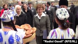 Сюзан Эллиот дар маросими ифтитоҳи барномаи USAID дар ноҳияи Данғара.