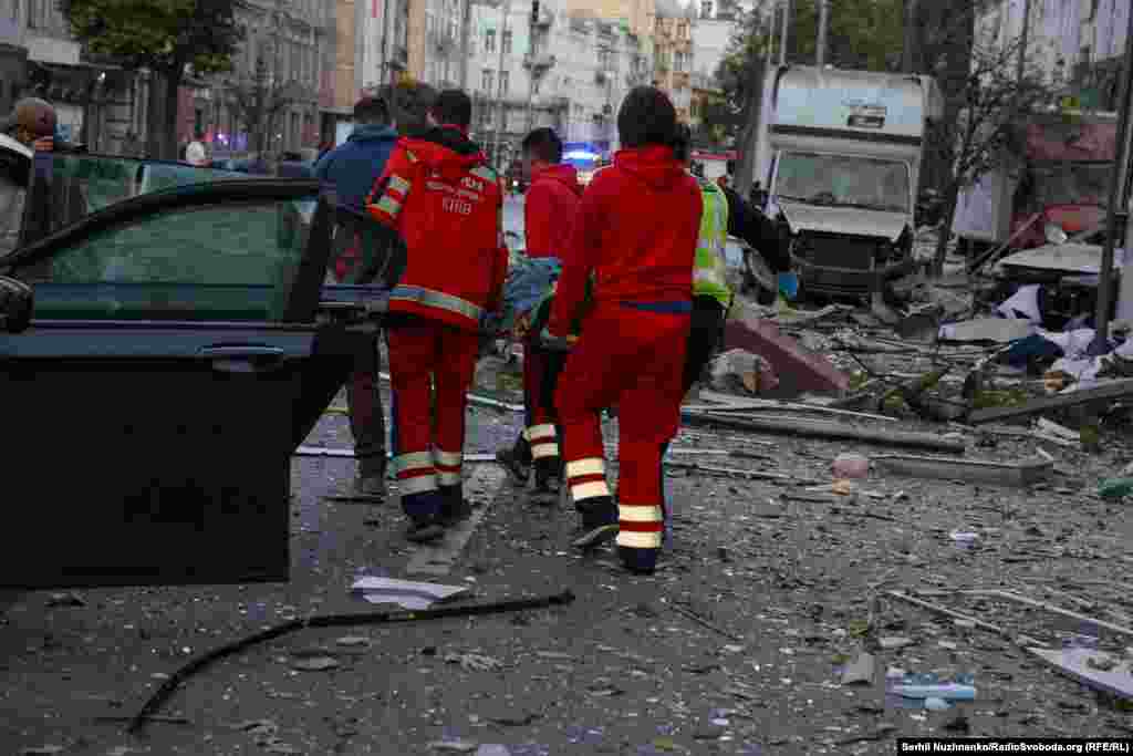 Echipele de urgență s-au străduit să acorde îngrijiri medicale răniților, în timp ce echipele de salvare căutau printre dărâmături.