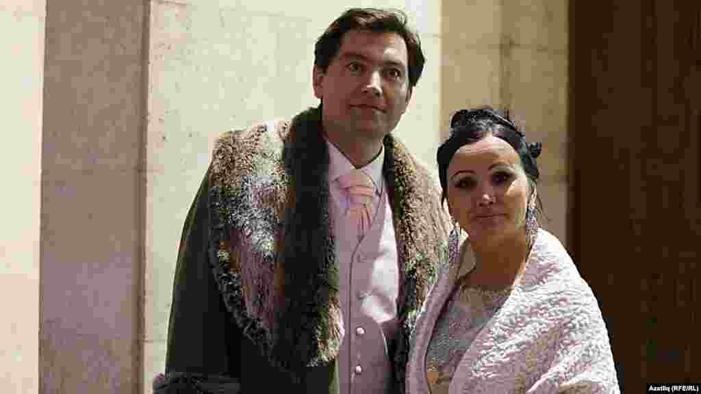 Камал театры каршында яңа сезон ачу тантанасы. Фәнис Җиһанша һәм Илсөя Төхфәтуллина.