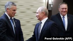 Джон Хантсман (слева) с Владимиром Путиным и госсекретарем США Майком Помпео