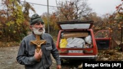 Ніколай Карапетян готуєтсья залишити своє село Мараґа в нагірному Карабасі під час війни 2020 року (архівне фото)