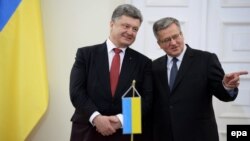 Президент Украины Петр Порошенко и президент Польши Бронислав Коморовский