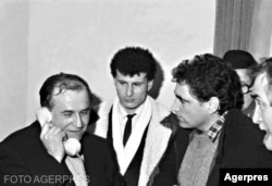 Fostul oficial comunist Ion Iliescu și Petre Roman, membru al nomenclaturii, următorii lideri ai României.
