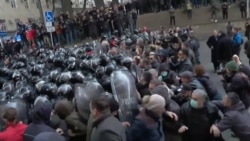 Полиция в Тбилиси начала разгон акции протеста Полиция в Тбилиси начала разгон акции протеста