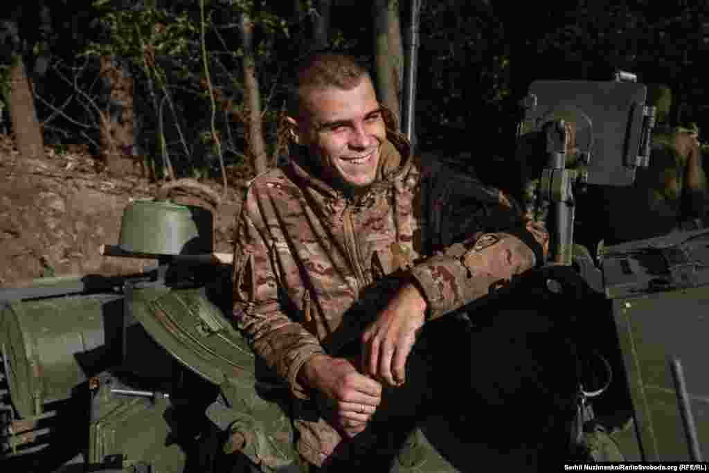 Танкісти розповідають дотепи, ми – анекдоти, які згадали, пʼємо каву і гріємось під осіннім сонцем. І на мить здається, що ти не на війні, а на звичайному полігоні