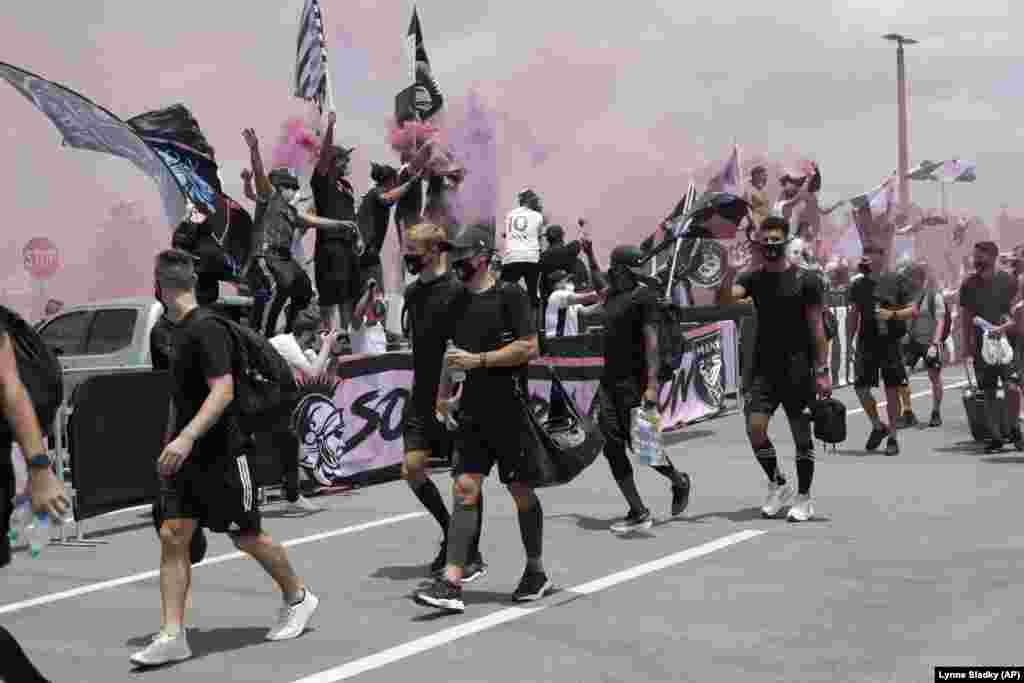 Футболістів із команди «Інтер Маямі» вітають вболівальники, коли вони виходять зі свого стадіону у Форт-Лодердейл, штат Флорида. Футболісти вирушають на турнір з вищої ліги з футболу в Орландо