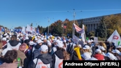 Mii de sindicaliști participă la un protest în Piața Victoriei din București. 29 octombrie 2025.