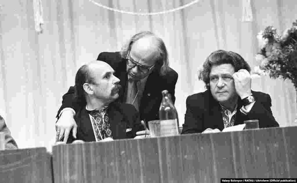 Поет і громадський діяч Іван Драч (посередині), якого на з’їзді обрали головою НРУ, спілкується з науковцем із Вінниці Володимиром Мулявою