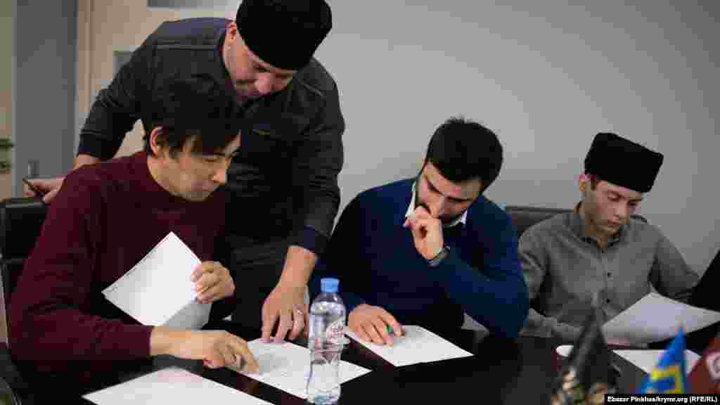 На написание диктанта у участников было около получаса, еще 15 минут – на проверку написанного