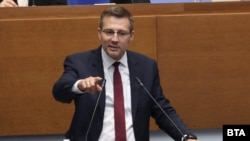 Депутатът от „ДПС - Ново начало” Станислав Анастасов говори от парламентарната трибуна на Народно събрание, 9 октомври.