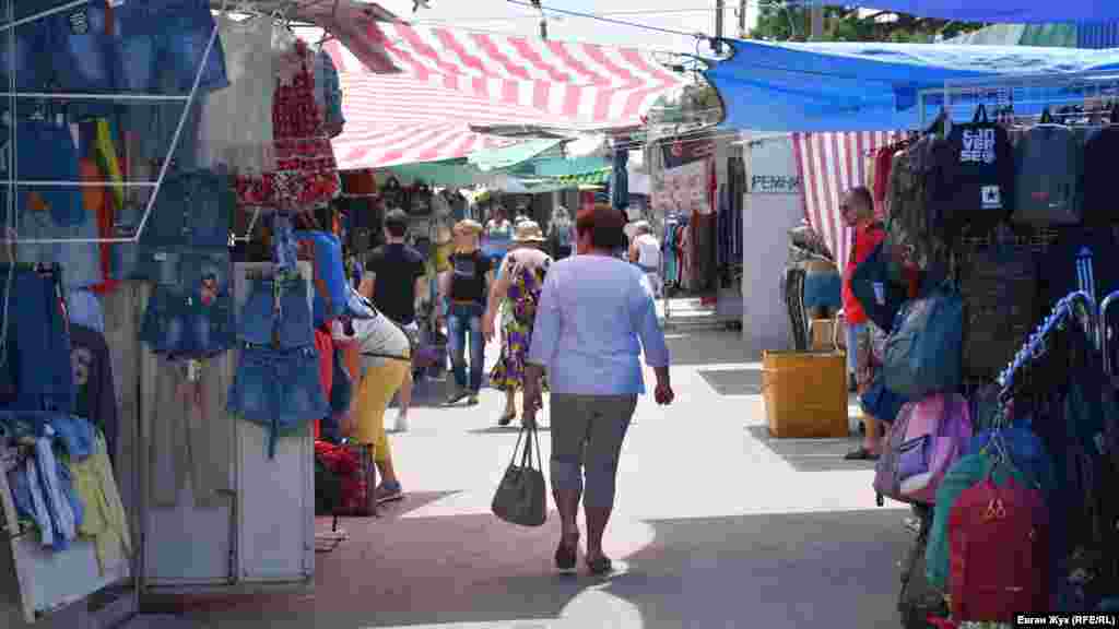 У ближніх рядах від входу в ринок «Речовий» працюють усі торгові місця