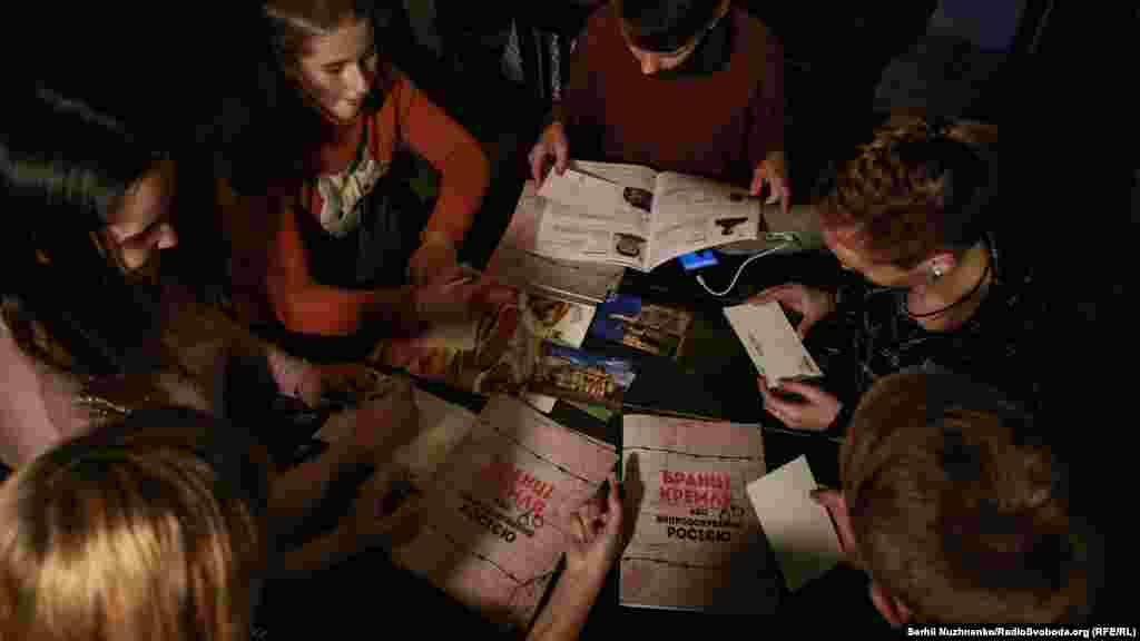 Школярі підписують листівки, щоб підтримати політв'язнів