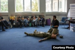 Сава Чуйков проводить тренінг із домедичної допомоги для цивільних