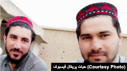 حیات پرېغل (ښي خوا ته) له منظور پښتین سره