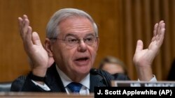 باب منندز اولین سناتور در تاریخ آمریکا است که به دو جرم متفاوت متهم می‌شود