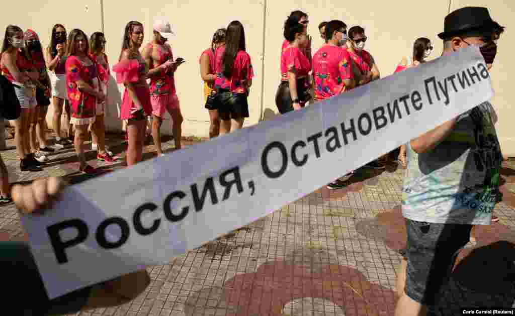 Акція протесту в Сан-Паулу, Бразилія, 26 лютого 2022 року. Напис на банері: «Росіє, зупини Путіна!»