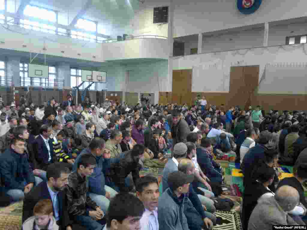 Намози ид дар варзишгоҳи "Сокол" дар Прага