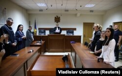 Лидер автономного округа Гагаузия Евгения Гуцул присутствует на заседании суда в Кишиневе. Молдова, 5 августа 2025 года