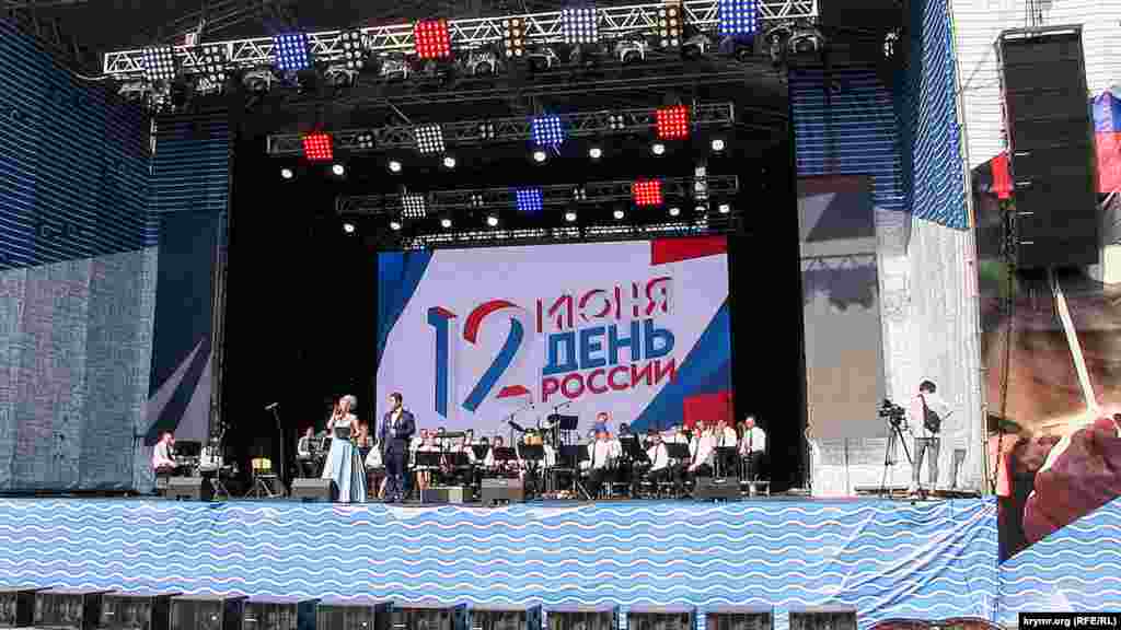 Концерт на площі Нахімова. Тут учасники параду оркестрів виконували марші, вальси, гімни і твори «вільного стилю»