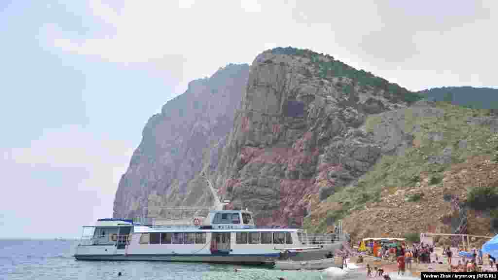 Щоб на власні очі побачити майстерність балансу, на пляж «Василі» можна дістатися з Балаклавської бухти пасажирським катером