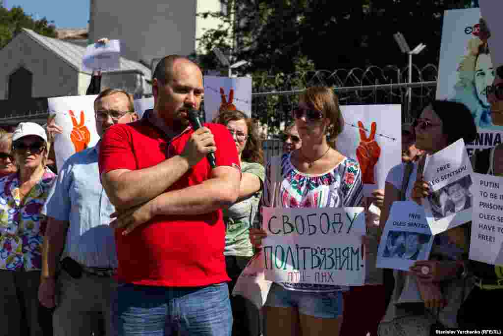 У Києві біля посольства Російської Федерації 25 серпня розпочався пікет на підтримку кримських політв'язнів, яким у військовому суді Ростова-на-Дону в цей час оголошували вирок.