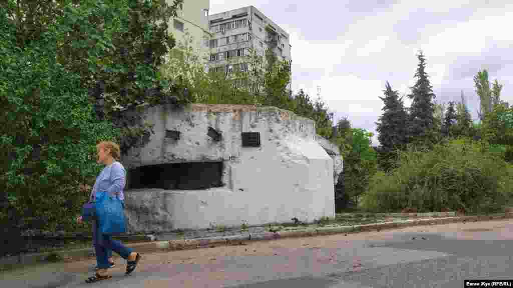 Довготривала вогнева точка часів Другої світової на проспекті Генерала Острякова в Севастополі. Як пишуть у військових словниках: «ДОТ – це окрема мала капітальна фортифікаційна споруда з міцних матеріалів, призначена для довготривалої оборони та стрілянини різними вогневими засобами з захищеного приміщення (бойового каземату)»