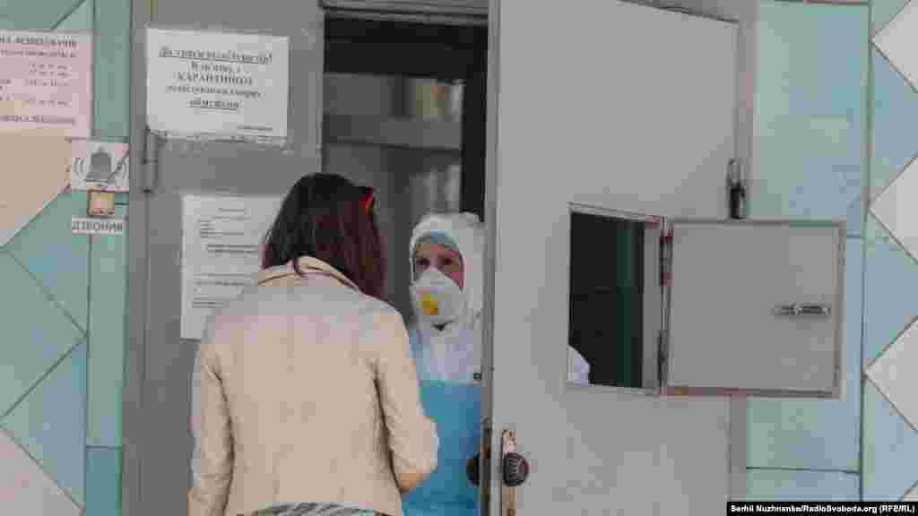 Жінка принесла передачу в інфекційне відділення. Київська міська клінічна лікарня №9, Київ, 9 квітня 2020 року 