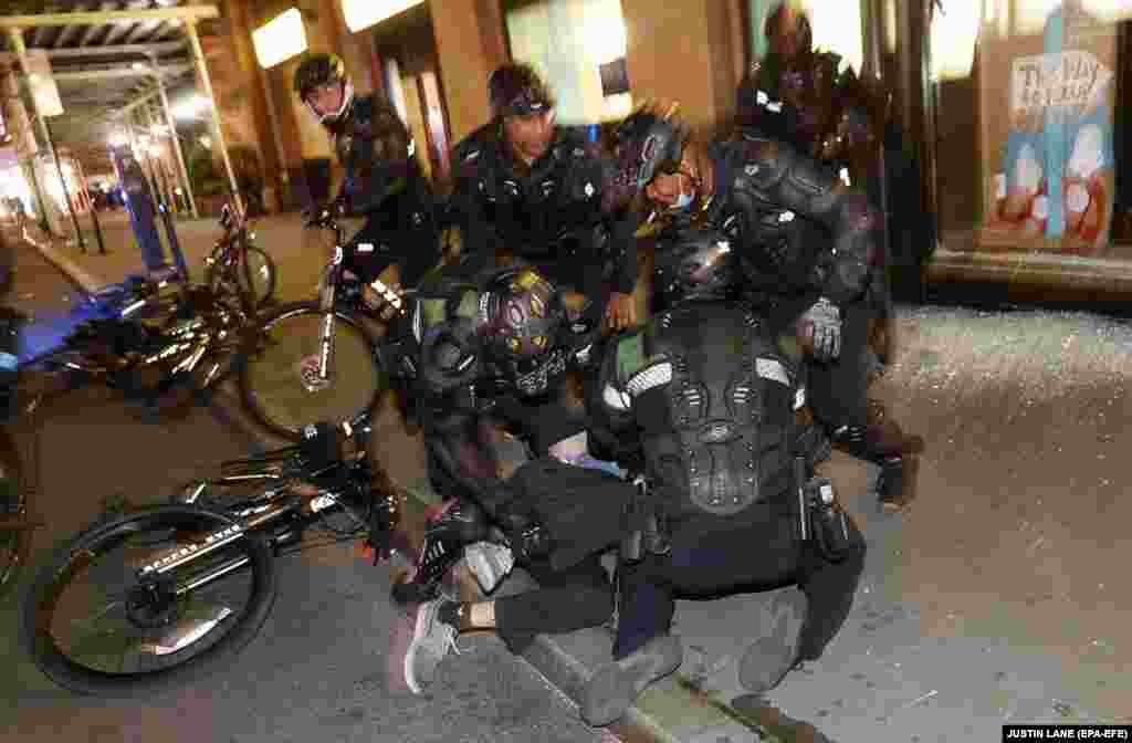 Поліція затримує протестувальників за порушення комендантської години в Нью-Йорку