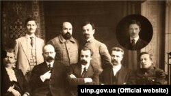 Члени Генерального Секретаріату – першого уряду України, утвореного Центральною Радою 28 червня 1917 року. Сидять справа наліво: Симон Петлюра, Сергій Єфремов, Володимир Винниченко, Іван Стешенко, Микола Садовський. Стоять: Борис Мартос, Микола Стасюк, Павло Христюк. В овалі – Валентин Садовський. Київ, 1917 рік