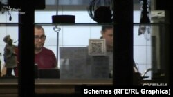 Зафіксовані «Схемами» гості ресторану, як і кухар з офіціантом, були без масок