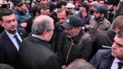 «Кидай Сержа!» – вигукували до президента Вірменії, що вийшов до учасників протесту проти прем’єра Сарґсяна (відео) «Кидай Сержа!» – вигукували до президента Вірменії, що вийшов до учасників протесту проти прем’єра Сарґсяна (відео)