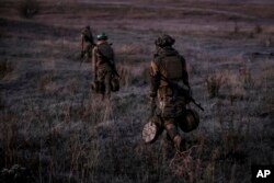 24-та механізована бригада імені короля Данила встановлює протитанкові міни на Часовоярському фронті. Осінь 2024 року