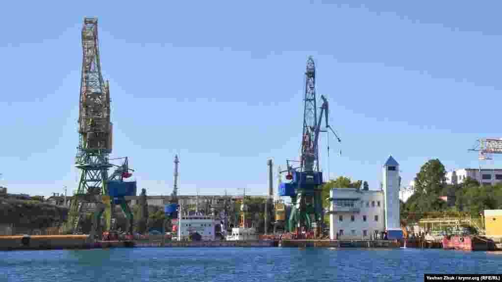 Докова бухта, що отримала свою назву від розміщених тут сухих доків, в яких ремонтують суда. Також бухту називають Панайотовою – від найменування балки, що спускається до неї