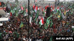 پاکستان جمهوري غورځنګ (پي ډي اېم) د تحریک انصاف د حکومت ضد احتجاجي کیمپېن ته دوام ورکړی او یو شمېر جلسې یې کړې دي - د ۲۰۲۰ز د ډېسېمبر پر ۱۳مه د لاهور جلسې انځور.