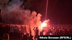 Parole protiv Turaka i pirotehnika na protestu ispred Vlade u Podgorici