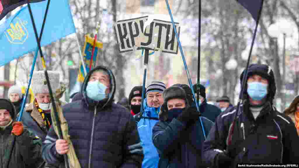 На початку 2012 року на місці дерев’яного хреста на Аскольдовій могилі було встановлено пам’ятник: виготовлений із каменя козацький хрест, у центрі якого висічений тризуб, під яким цитата з Євангелія – «Найбільша любов – життя покласти за друзів»