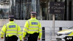 Ofițeri de poliție britanici patrulează în fața New Scotland Yard, în centrul Londrei. (fotografie de arhivă)