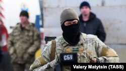 Представник Служби безпеки України під час обміну утримуваними особами на Донбасі, 27 грудня 2017 року