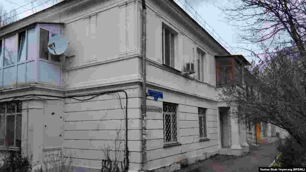 За сотню метрів на схід від 41-го будинку, фасадом на Малахов курган виходить будинок № 31 на вулиці Героїв Севастополя – на колишньому Малаховському проспекті. Двоповерховий житловий будинок зведений у 1938 році