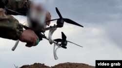 Боєць споряджає дрон-перехоплювач
