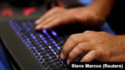 Експерти кажуть, що торік по всьому світу мільйони людей постраждали через нехтування елементарними заходами безпеки в мережі