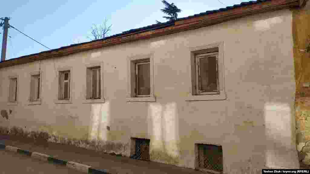 Впритул до «Будинку Мануйлі», під номером 6 на Рубцова – «Будинок Гіналі». Того самого міського голови Балаклави Костянтина Спиридоновича Гіналі, який на набережній володів знаменитою водолікарнею. Будинок родини Гіналі зведений в той же період, що і сусідній. З боку двору – двоповерховий, з дерев'яною галереєю